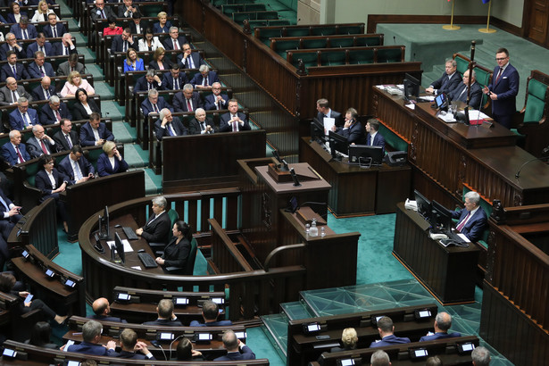 Nowo wybrany marszałek Sejmu X kadencji Szymon Hołownia przemawia na sali sejmowej w Warszawie podczas posiedzenia inaugurującego X kadencję izby.