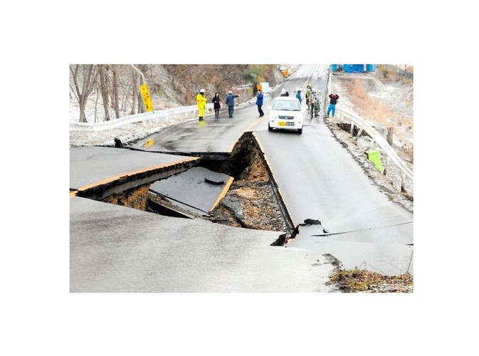 Zniszczona autostrada w prefekturze Fukushima