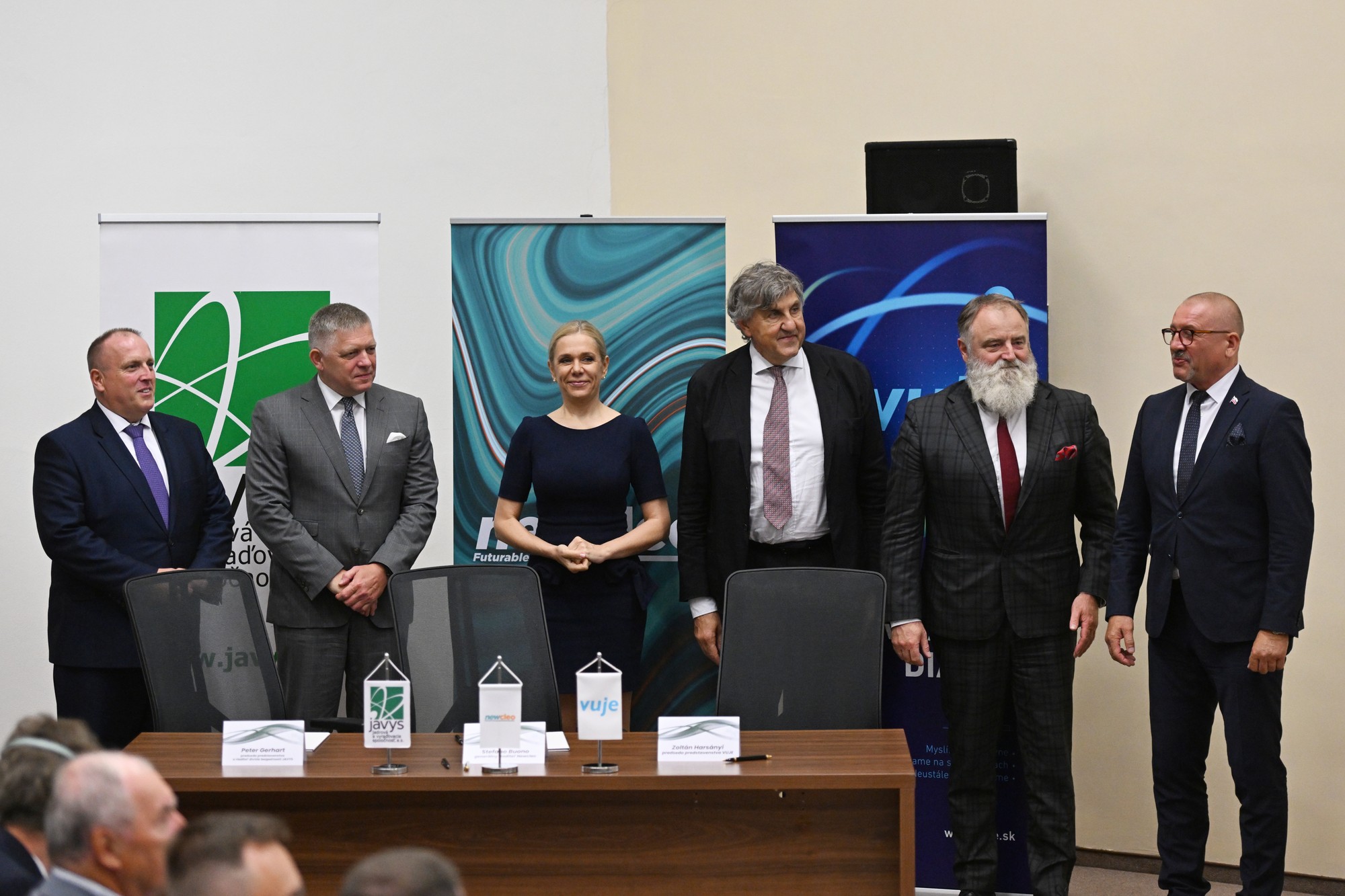 Zľava predseda predstavenstva JAVYS Peter Gerhart, predseda vlády SR Robert Fico, podpredsedníčka vlády a ministerka hospodárstva SR Denisa Saková, generálny riaditeľ Newcleo Stefano Buono, predseda predstavenstva VÚJE Zoltán Harsányi a generálny riaditeľ JAVYS Miroslav Obert. 