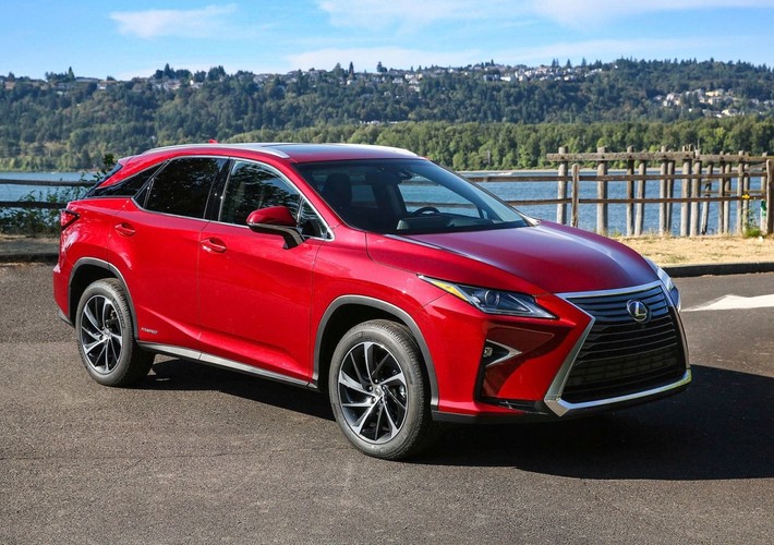Trzecie miejsce na liście Consumer Reports zajął Lexus RX 450h. Wyniki pokazują, że ten luksusowy SUV jest w stanie na jednym litrze paliwa pokonać w miejskich korkach 8,5 km, natomiast w trasie jeden litr wystarczy na odcinek o długości 11,6 km. <br>


Model RX jest pierwszym na świecie SUV-em, który otrzymał napęd hybrydowy. Obecnie w salonach oferowana jest trzecia generacja tego samochodu. Pod jego maską znajduje się 3,5-litrowy silnik V6, który współpracuje z dwoma silnikami elektrycznymi. Te rozmieszczone są przy poszczególnych osiach – samochód posiada napęd na cztery koła E-Four. <br>


Ceny tego modelu rozpoczynają się od 307 tys. zł. Już w najtańszej wersji samochód posiada w standardzie aktywny tempomat, system ostrzegający o opuszczeniu pasa ruchu wraz z wspomaganiem utrzymania pasa ruchu, system ochrony przedzderzeniowej i system stabilizacji toru jazdy. <br>


Na liście wyposażenia można ponadto znaleźć 9-głośnikowy system audio Pioneer, inteligentny kluczyk oraz 2-strefową automatyczną klimatyzację z generatorem cząstek nanoE.