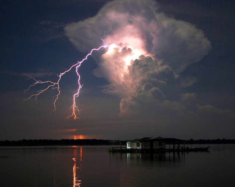 Błyskawice Catatumbo nad jeziorem Maracaibo w Wenezueli