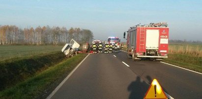 Groźne zderzenie busa z ciągnikiem. Traktorzysta był pijany