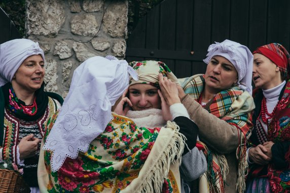 Czepiny. Panna młoda traci koronę z kwiatów, a na głowę zakłada się jej czepiec mężatki