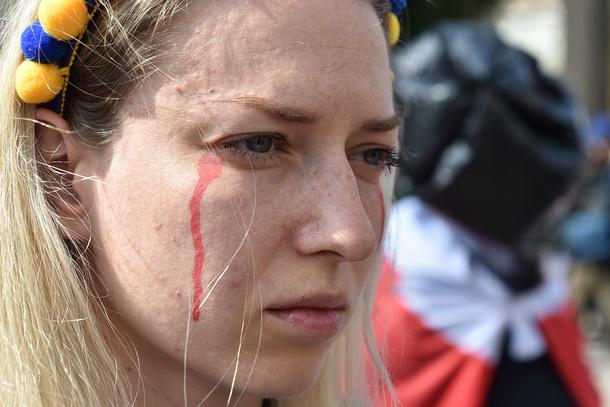 Zdjęcie przedstawia uczestnczkę protestu, który odbył się w Gdańsku (20 kwietnia 2022 r.) pod hasłem Gwałt to zbrodnia wojenna! przed Konsulatem Generalnym Federacji Rosyjskiej 