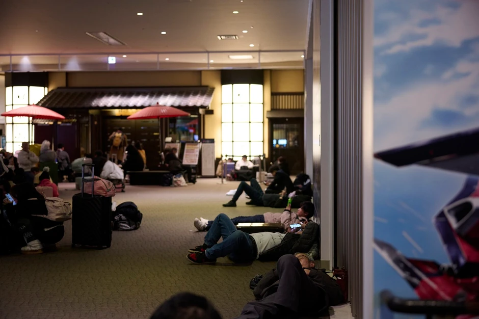 Ljudi su bili primorani da provedu noć na aerodromu jer je 56 letova otkazano