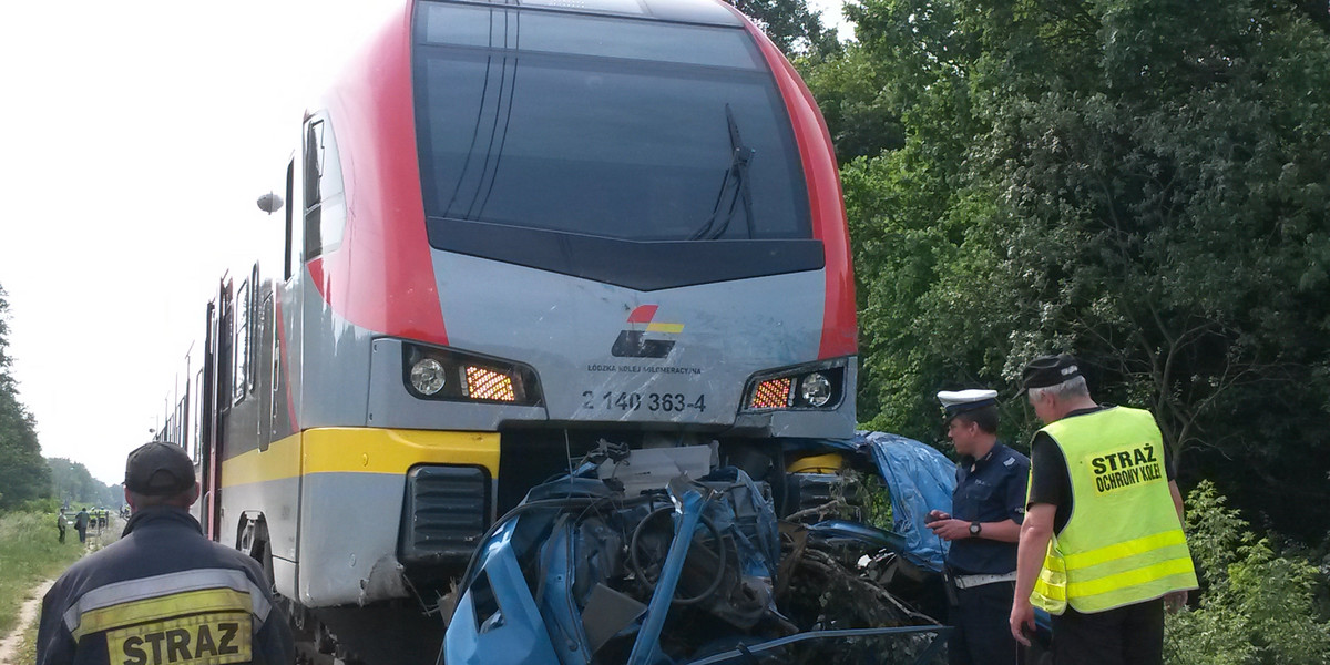 Pociąg w Łodzi rozjechał auto. Dwie osoby nie żyją