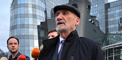 Macierewicz minę miał nietęgą. Zwolenniczka chciała go przytulić.  Jego reakcję nagraliśmy!