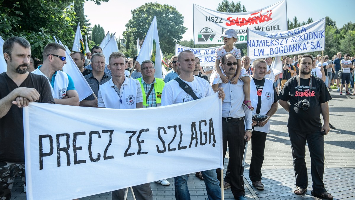 Związkowcy z kopalni Bogdanka pikietowali przed siedzibą zarządu spółki, domagając się utrzymania miejsc pracy i poziomu płac z 2014 r. Kopalnia – w związku z trudną sytuacją na rynku węgla – zmniejsza wydobycie i redukuje zatrudnienie.