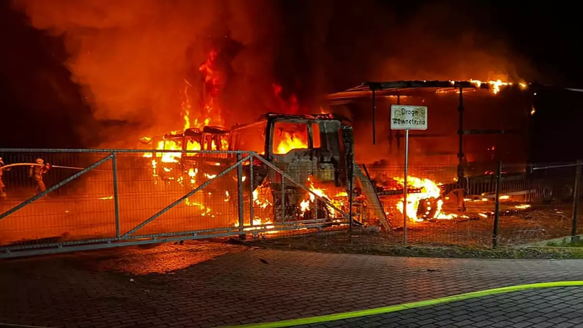 Potężny pożar ciężarówek na parkingu w Osiecznicy