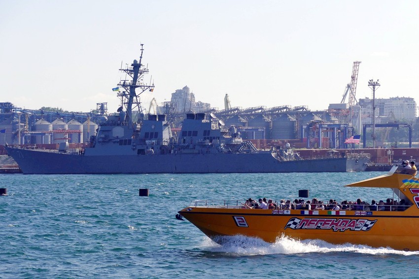 Morski povetarac - američki razarač USS Ros u Odesi