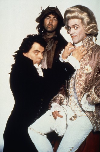 Hugh Laurie, Rowan Atkinson i Tony Robinson w serialu 'Czarna Żmija'