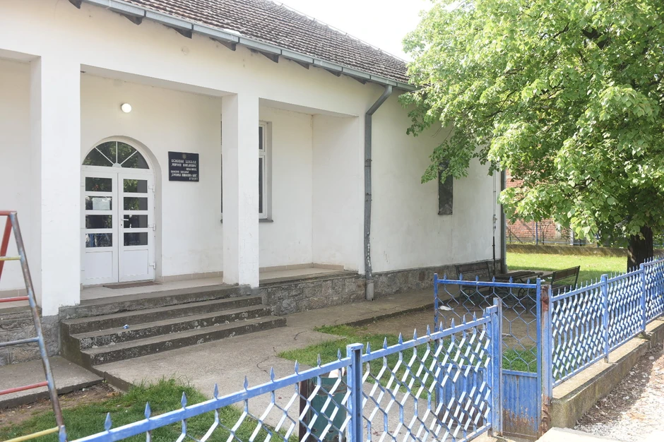 Školsko dvorište u kojem su sedeli Milan, Kristina i Dalibor 