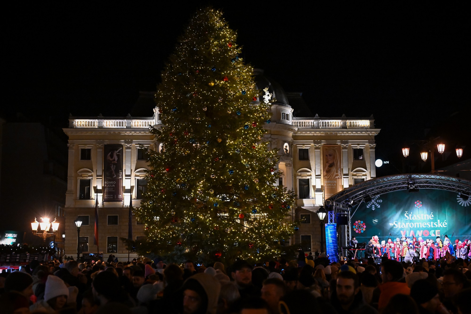 Staromestské vianočné trhy na Hviezdoslavovom námestí v Bratislave. 