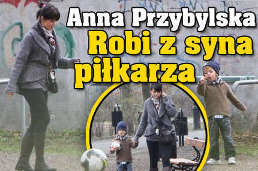 Ania Przybylska uczy syna grać w piłkę