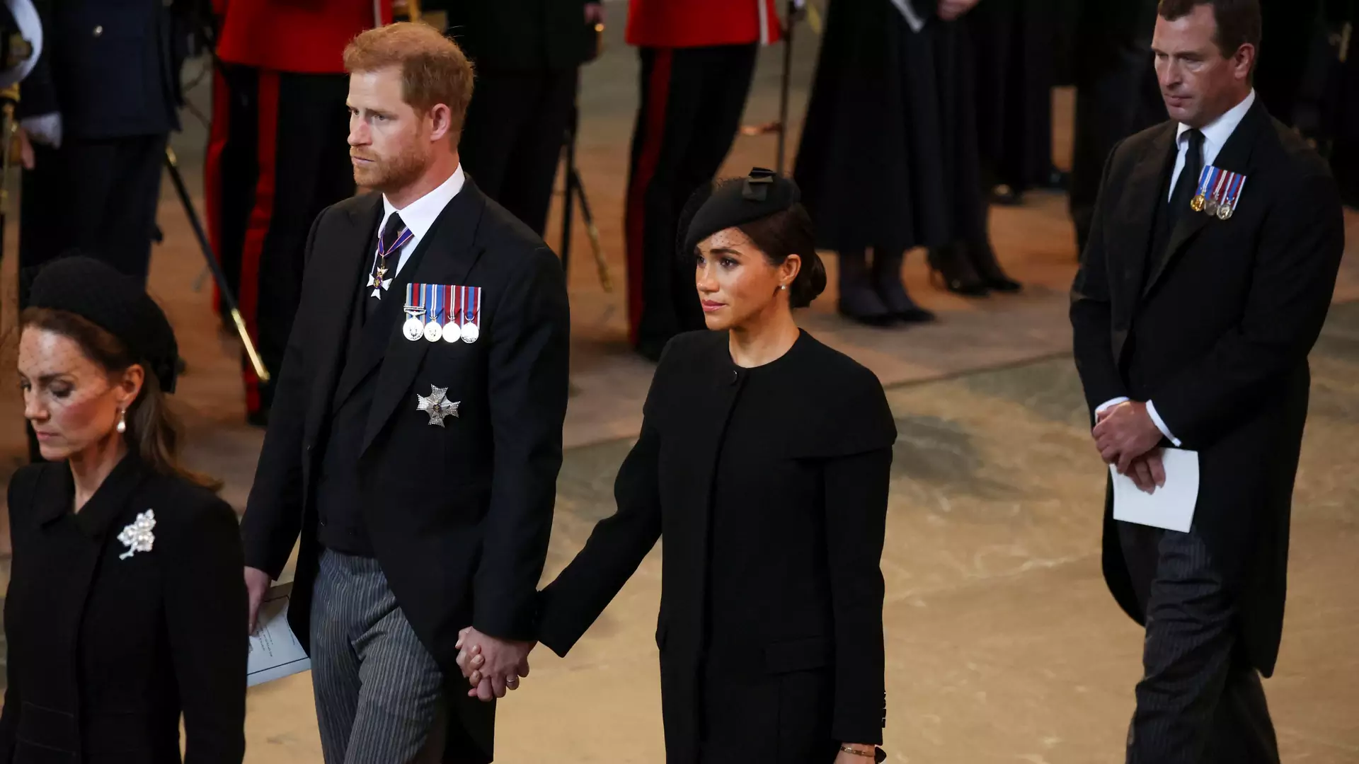 Książę Harry wściekły za to, co król Karol III zdecydował o Meghan Markle. Chodziło o ostatnie pożegnanie królowej