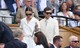 Keira Knightley tökéletesen eleget tett a nem hivatalos wimbledoni öltözködési szabályzatnak. A színésznő egy fehér blúzt viselt, amely lezseren be volt tűrve egy hozzá illő, bő nadrágba. A teljesen fehér összeállítást choker stílusú nyaklánccal, karika fülbevalóval, gyöngyös övvel, fekete napszemüveggel és Chanel táskával tette teljessé.