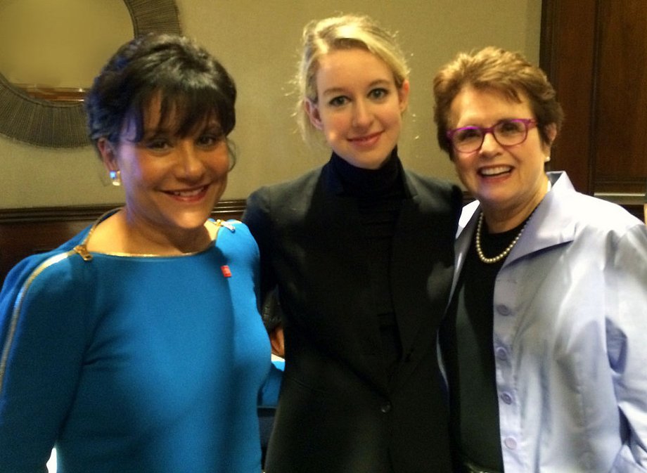 Elizabeth Holmes wraz z sektretarz Pritzke oraz Billie Jean King podczas Fortune's Most Powerful Women Summit w 2014 r. 