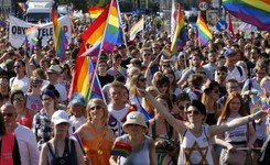 'Małżeństwo dla wszystkich, bo miłość nie wyklucza'. Parada Równości przeszła ulicami Warszawy