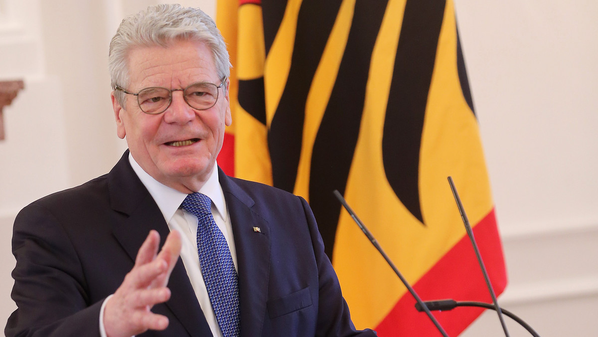 Rezygnacja prezydenta Niemiec Joachima Gaucka z ubiegania się o drugą kadencję stawia kanclerz Angelę Merkel w trudnym położeniu. Poszukiwania godnego następcy będą dla niej, wobec nieodległych wyborów do Bundestagu, ciężkim testem na polityczną sprawność.