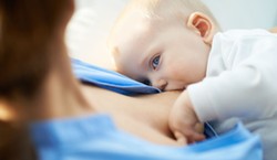 Co zawiera mleko matki? Naukowcy analizują obecność substancji chemicznych