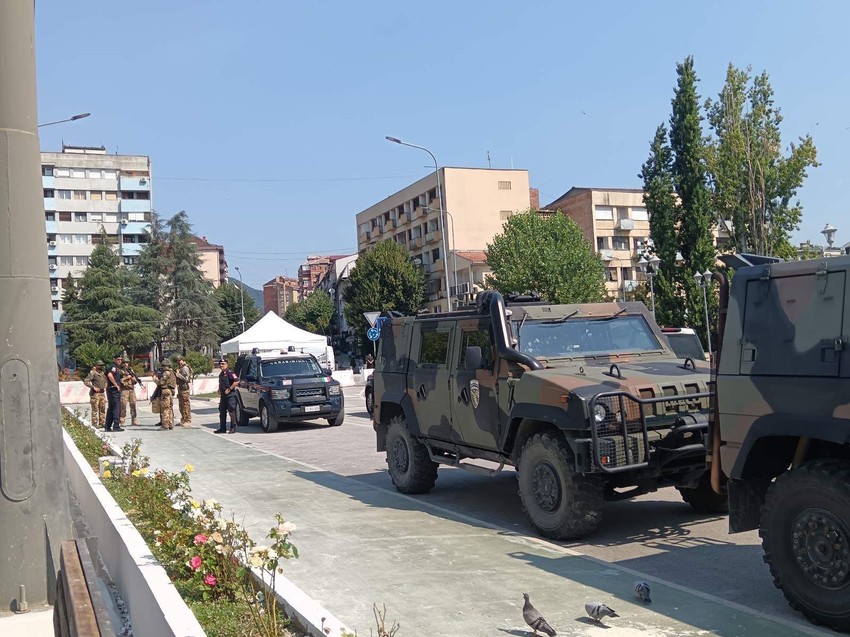 Pripadnici KFOR-a redovno obilaze most na Ibru