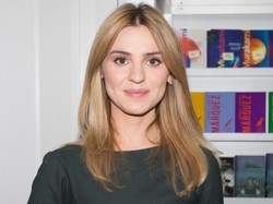 "Oderwana od rzeczywistości". Internauci komentują ubranie, w którym Kasia Tusk nadzorowała remont mieszkania