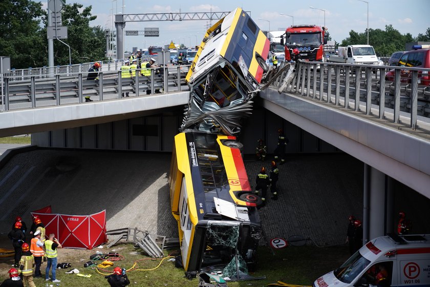 Autobus spadł z trasy S8 w Warszawie