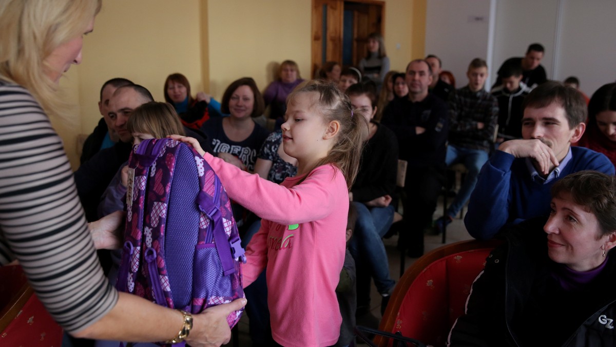 Blisko trzydzieścioro dzieci ewakuowanych w połowie stycznia z Donbasu do Polski po raz pierwszy idzie do polskich szkół. Mają tornistry, podręczniki i zeszyty; coraz więcej rozumieją też po polsku.