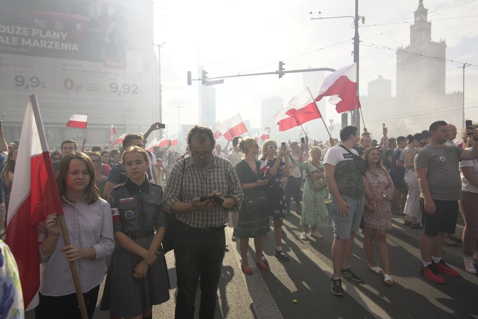 Tłum na rondzie Dmowskiego