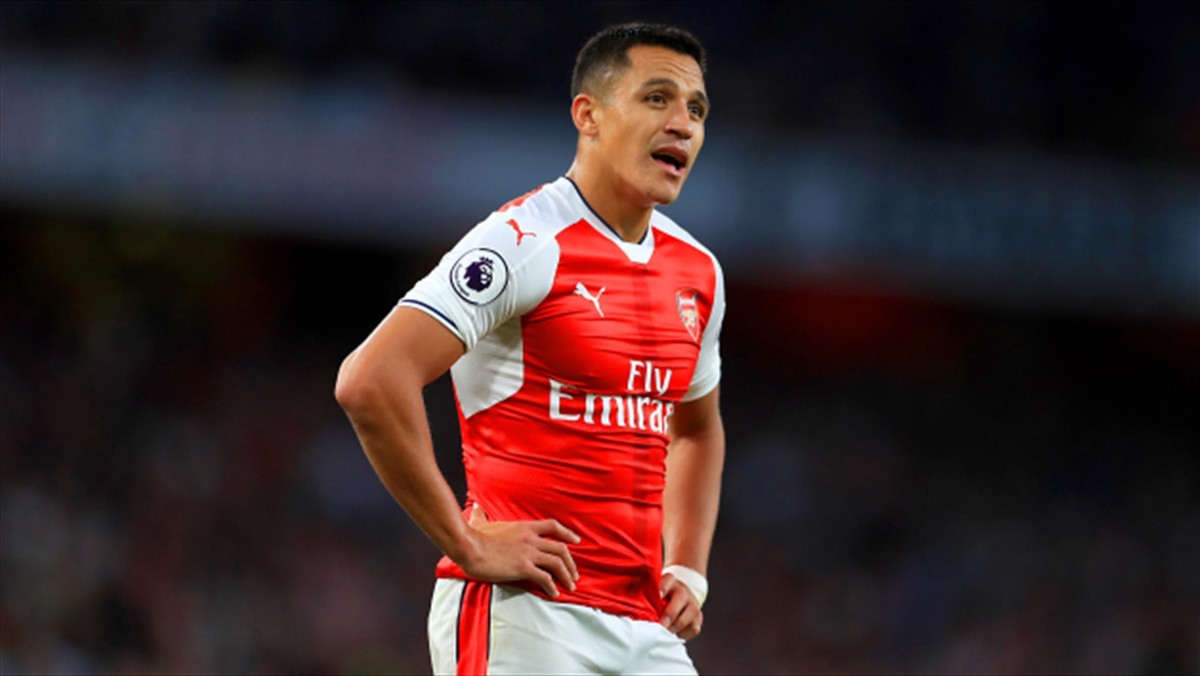 - Alexis Sanchez postawił działaczom Arsenalu ultimatum - można przeczytać w sobotnim wydaniu "The Sun". Chilijczyk chce zarabiać krocie, aż 300 tysięcy funtów tygodniowo. Kanonierzy nie są w stanie mu tyle zapłacić. Gigantyczną kasę proponują za to piłkarzowi Chińczycy.