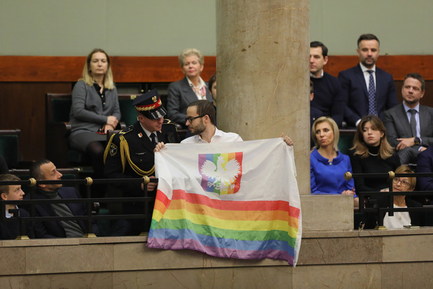 W Sejmie interweniowała Straż Marszałkowska. Wywiesił flagę LBGT