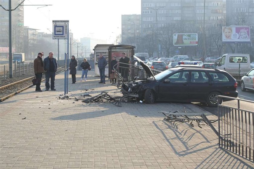 WYPADEK PRZY ULICY LEGNICKIEJ GDZIE AUTO WJECHALO W PRZYSTANEK