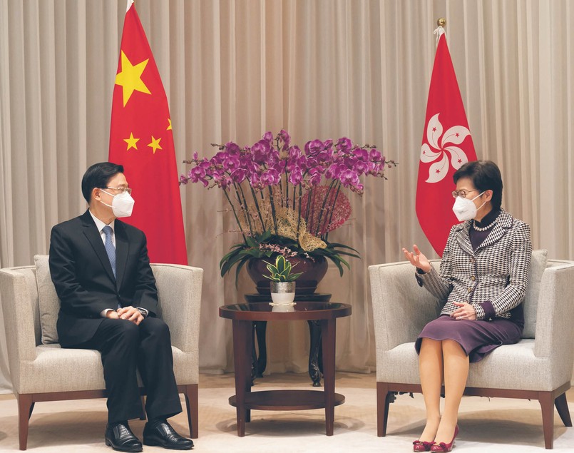 John Lee (na zdj. z odchodzącą Carrie Lam) planuje przeforsować pakiet przepisów dotyczących zdrady, secesji, podburzania i przewrotu, znanych pod wspólną nazwą „artykułu 23”