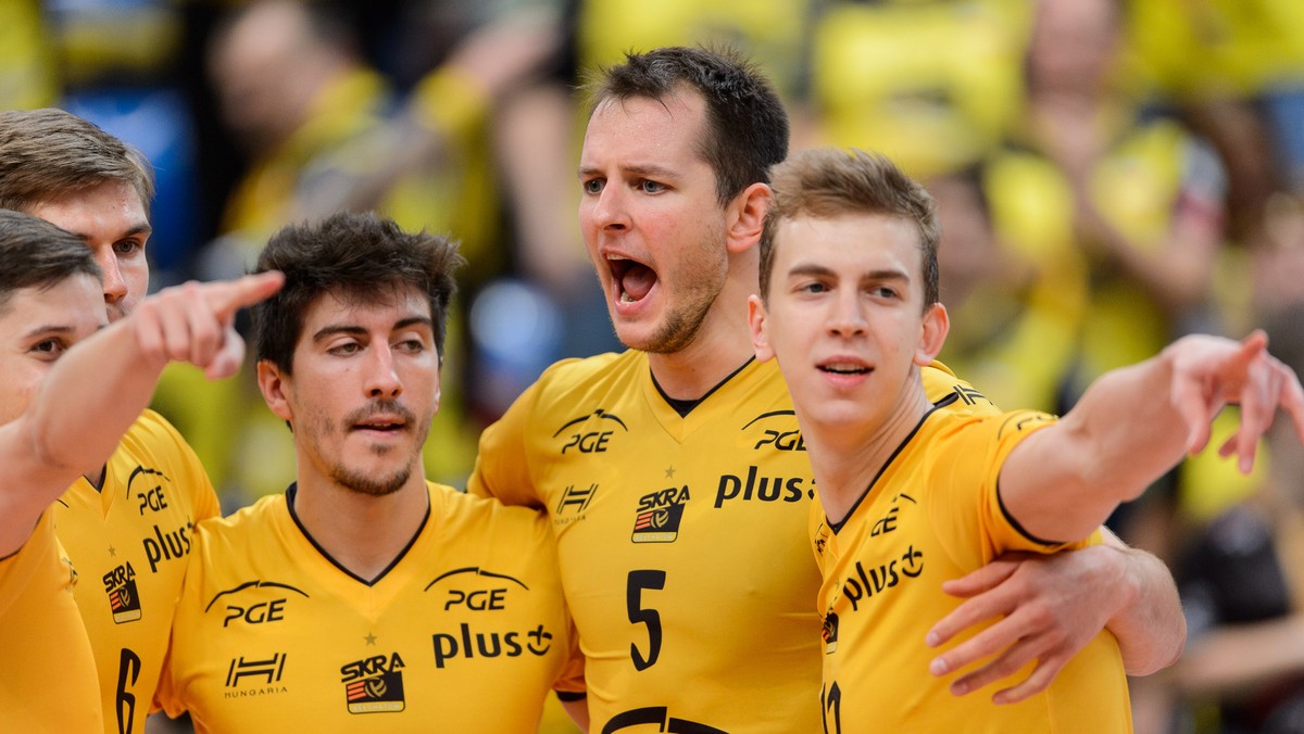 PGE Skra Bełchatów pokonała na wyjeździe PAOK Saloniki 3:0 (25:22, 25:17, 25:20) w pierwszym meczu kwalifikacji Ligi Mistrzów siatkarzy i zrobiła ogromny krok w stronę fazy grupowej tych rozgrywek.