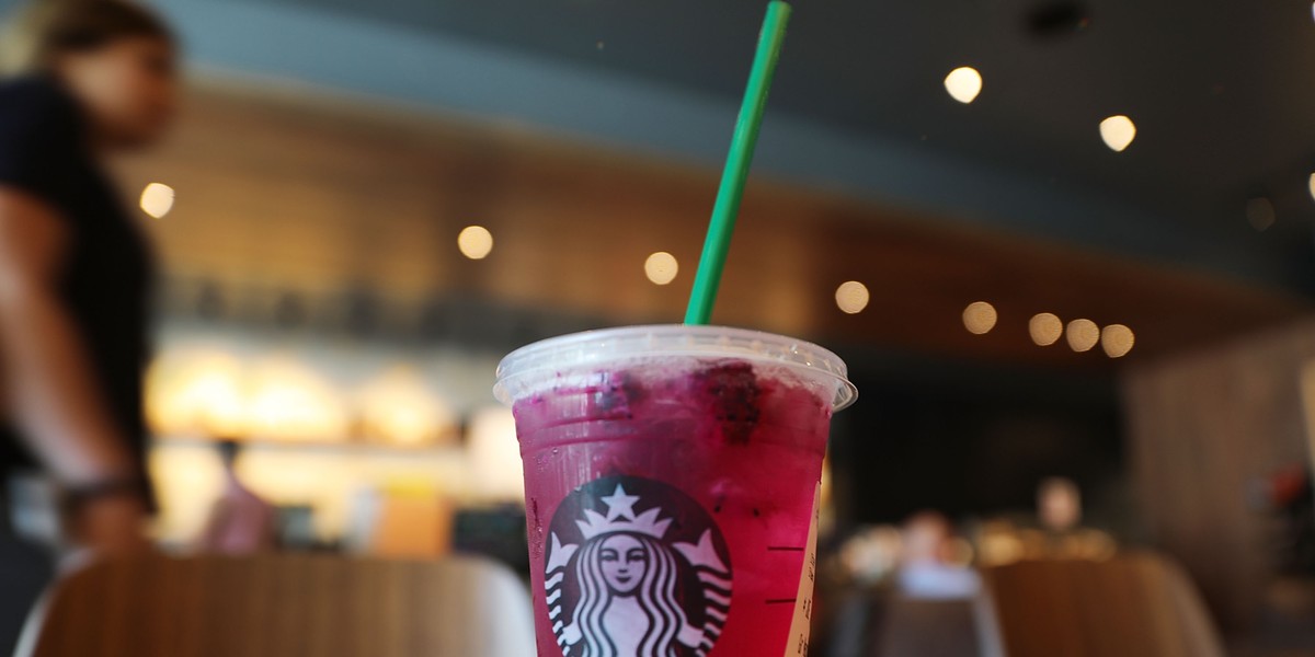 W kawiarniach sieci Starbucks pojawią się słomki wykonane z materiałów innych niż plastik