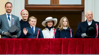 Norweska rodzina królewska pochwaliła się świątecznym ujęciem. Zachowano dystans społeczny