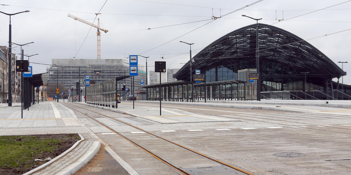 Dworzec Fabryczny – zmiany w komunikacji w Łodzi. Od niedzielnego poranka tramwaje i autobusy pojadą przez nowy węzeł przesiadkowy przy Dworcu Fabrycznym.