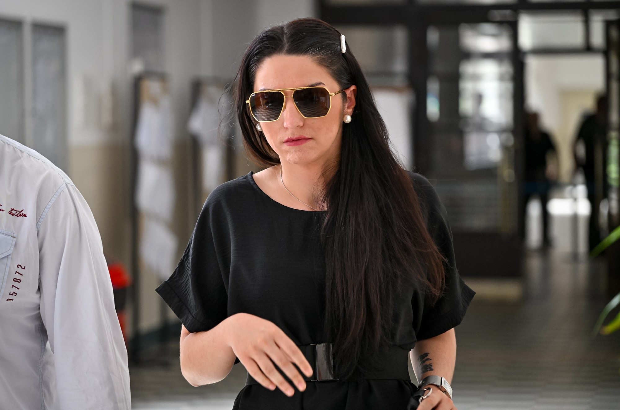 Obžalovaná Vanessa P. prichádza na trestné pojednávanie v predmete rozhodovania o obžalobe v kauze Iris.