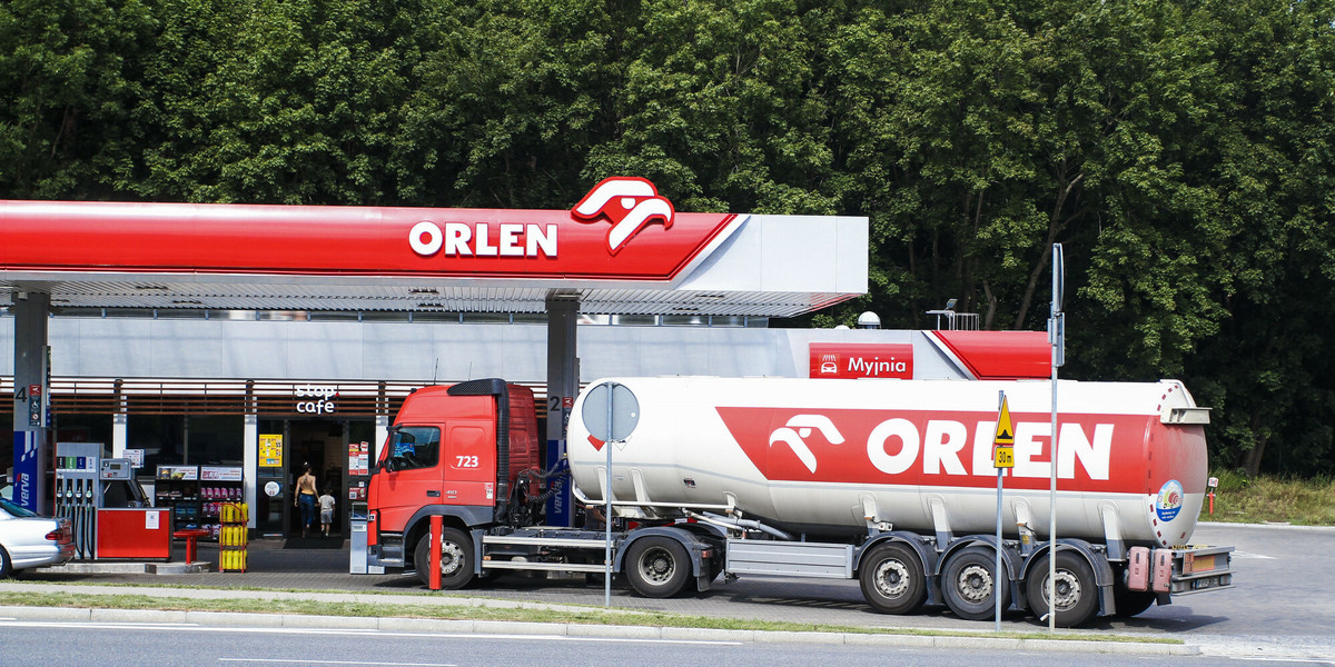 Jak wyjaśnia Orlen, spadki cen ropy nie przełożą się 1:1 na spadki cen paliw na stacjach