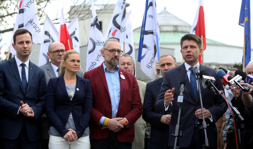 Na czwartkowej konferencji prasowej, wspólnej z liderami opozycyjnych ugrupowań partyjnych, lider KOD Mateusz Kijowski podkreślił, że podczas marszu wszyscy chcą zademonstrować przywiązanie do Europy, do wolności, a także szacunek dla różnorodności