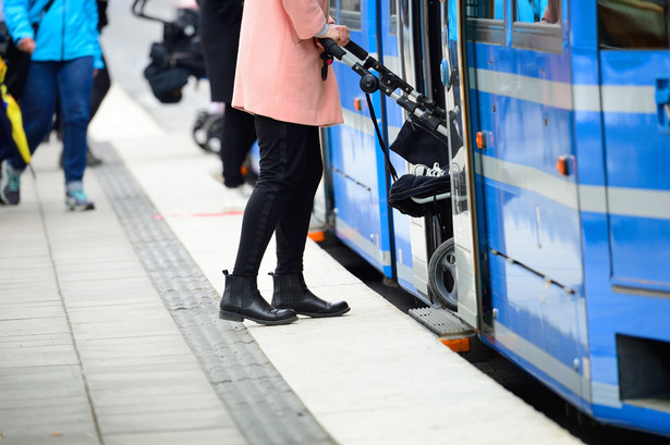 Pasażer na gapę wersja hard. Mężczyzna podróżował tramwajem, trzymając się... wycieraczki