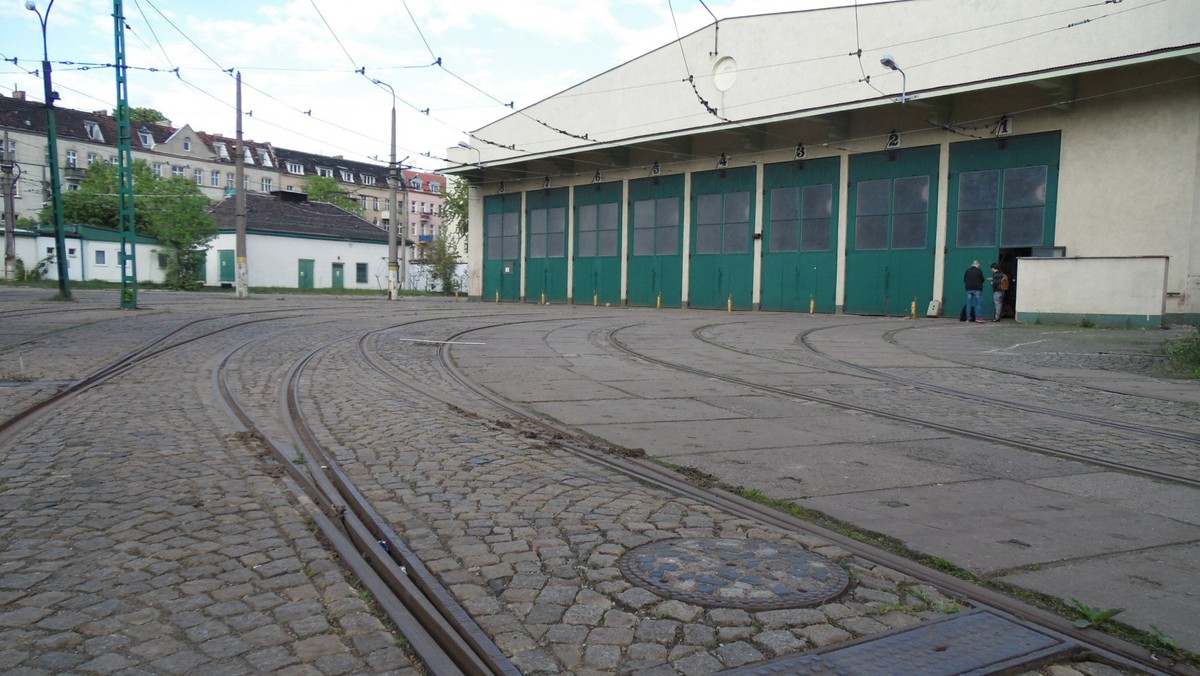 Dawna zajezdnia tramwajowa przy ul. Madalińskiego staje się miejscem kulturalnych i rozrywkowych spotkań mieszkańców poznańskiej Wildy. W sobotę i niedzielę odbędzie się tam weekend gospodarczy, podczas którego na najmłodszych czekają warsztaty street-artu i sadzenia roślin, a dorośli będą mogli pomóc w konstruowaniu mebli, malowaniu czy szyciu.