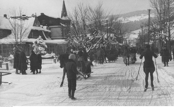 Ulica Krupówki w Zakopanem na przedwojennych fotografiach