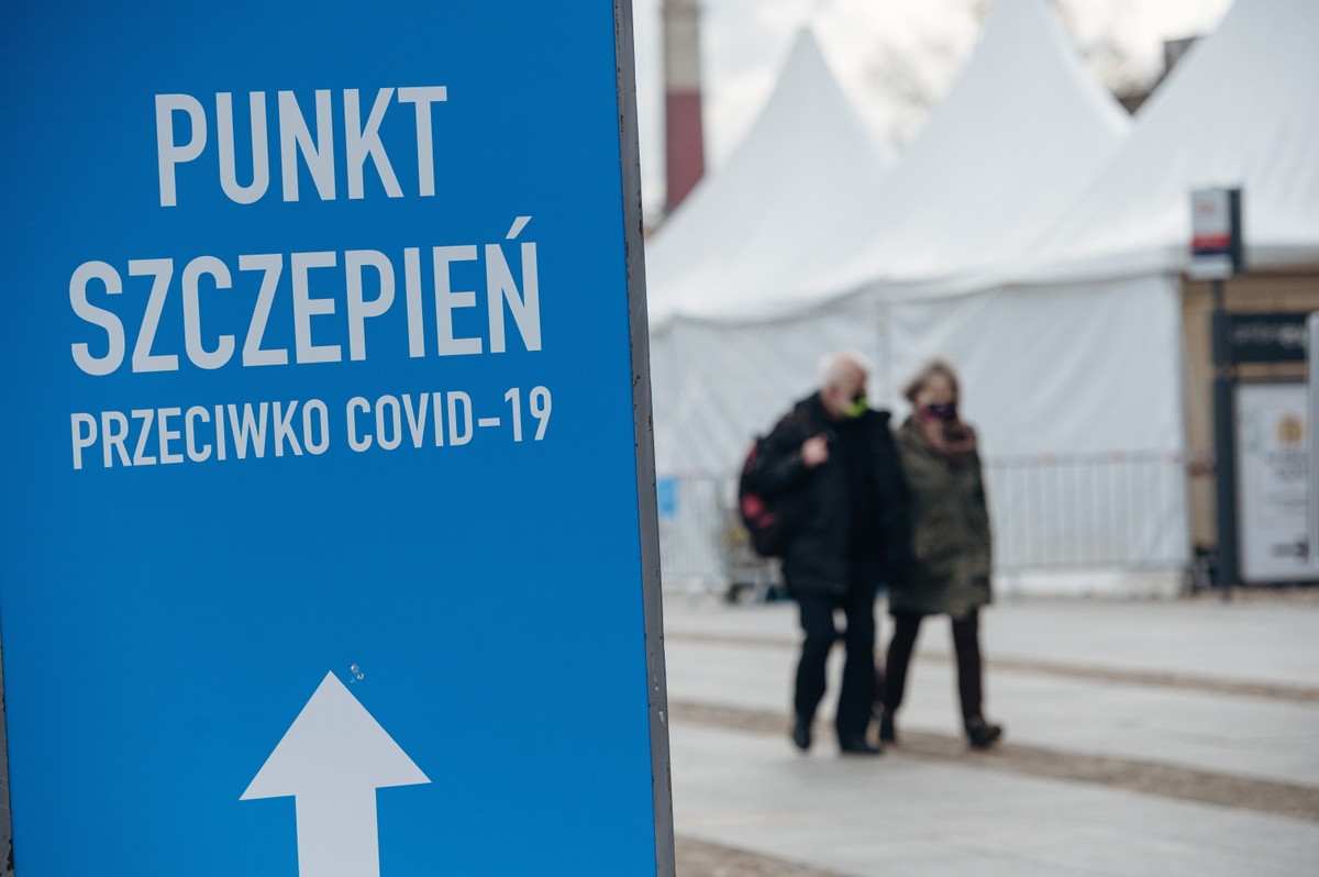 Do piątku wykonano 9,8 mln szczepień, z czego oba zastrzyki ma za sobą 2,4 mln mieszkańców kraju.