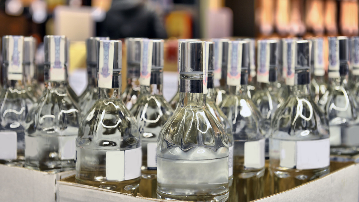 W Polsce jest ok. 250 tys. punktów sprzedaży alkoholu, wiele czynnych całą dobę, i w efekcie łatwiej dziś kupić wyskokowe trunki niż pieczywo - pisze "Rzeczpospolita".