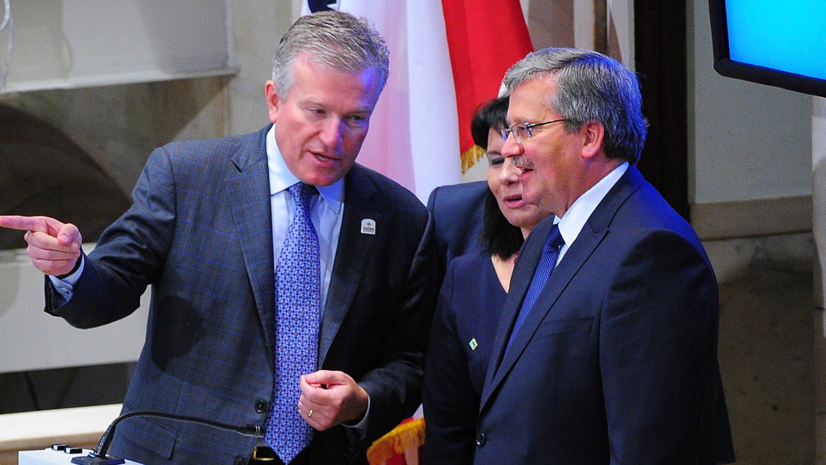 Przebywający w Nowym Jorku prezydent Bronisław Komorowski odwiedził rano (czasu USA) Muzeum Straży Pożarnej na dolnym Manhattanie. Złożył tam hołd bohaterskim strażakom, którzy zginęli ratując ludzi w czasie ataku terrorystycznego 11 września 2001 r. - Polska przyjaźń dla USA w tym trudnym momencie wyraziła się tym, że myśleliśmy pełni niepokoju o całym tym dramacie, obserwując go z bardzo daleka - mówił prezydent.