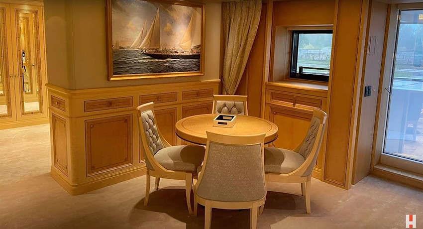 Kabinet u Putinovoj jahti