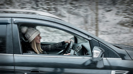 Téli gumi, ablakmosó, követési távolság: íme, a leghasznosabb tippek a biztonságos téli vezetéshez