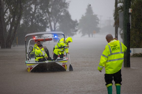 UZBUNA U AUSTRALIJI Hitna evakuacija zbog tropskog ciklona, prete POPLAVE I VETROVI DO 260 KM/H: "Mogu da raznesu šupe i odnesu karavane"