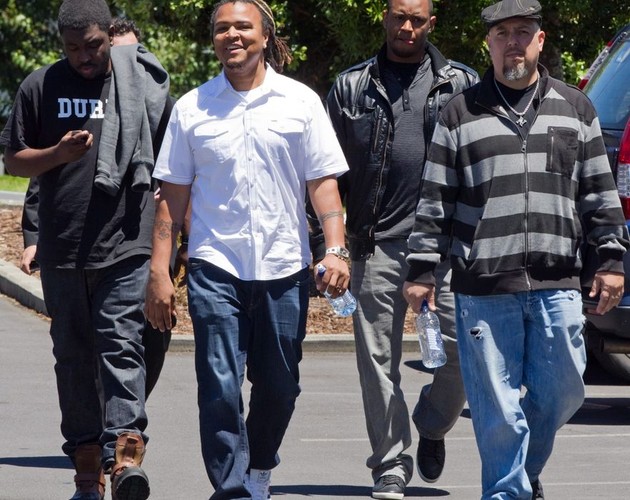 Kim Dotcom i troje jego współpracowników zostało aresztowanych; na zdjęciu: bliscy i znajomi Kima Dotcoma po wyjściu z sądu